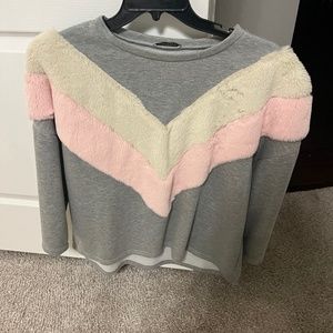 Zara Sweatshirt with faux fur pink and beige design. Size 3 20$